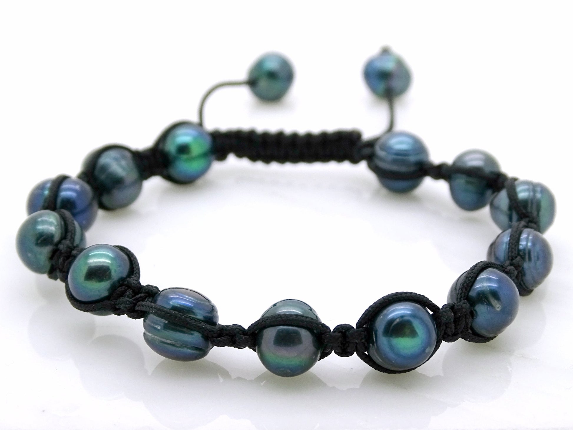 Adjustable black pearl bracelet with knotted black nylon and genuine peacock pearls