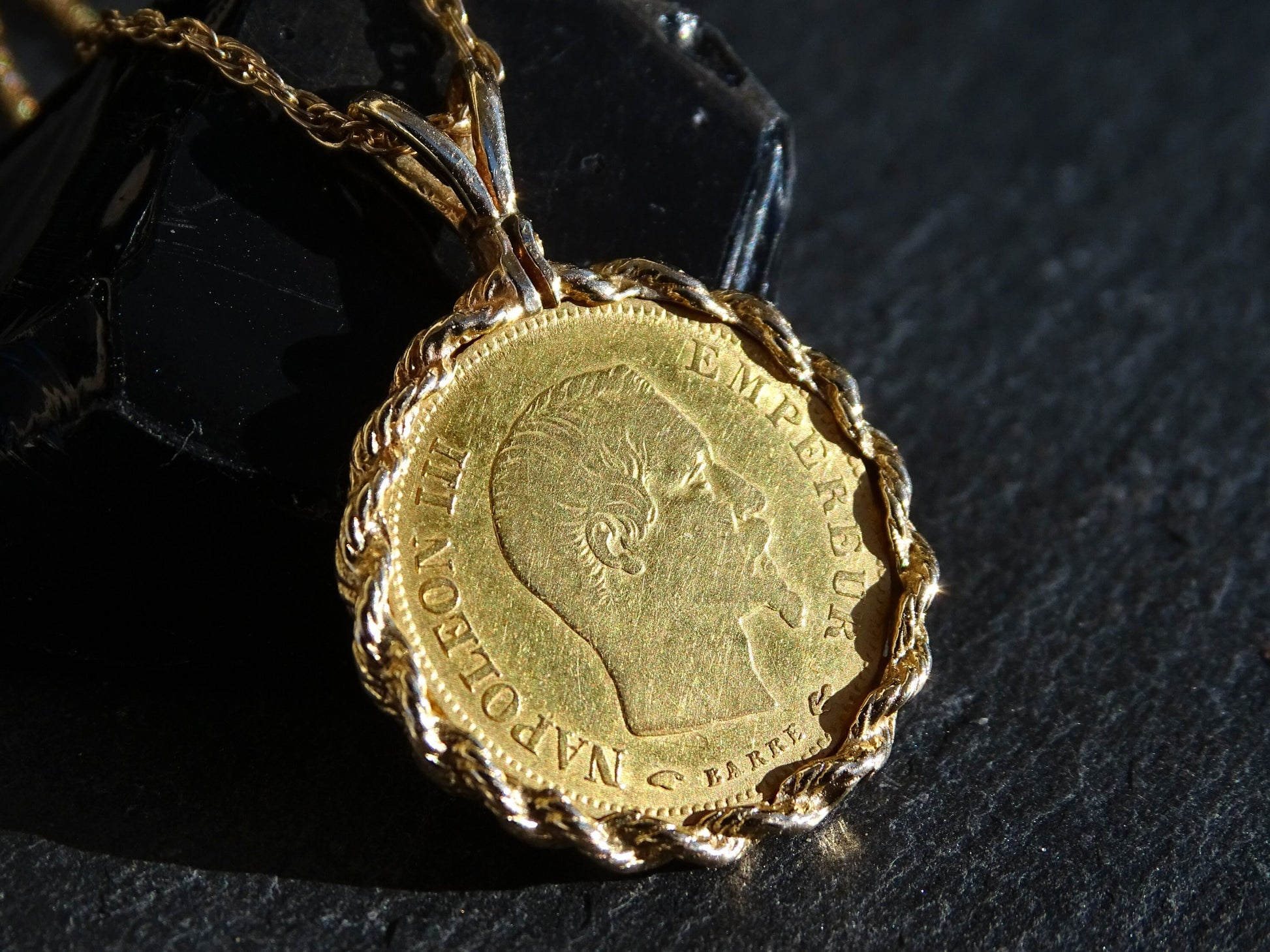 Authentic 1860 10 Francs gold coin pendant, set in solid 14k gold.Minimalist coin necklace, great for layering or also as a single piece. 
> overall pendant hangi