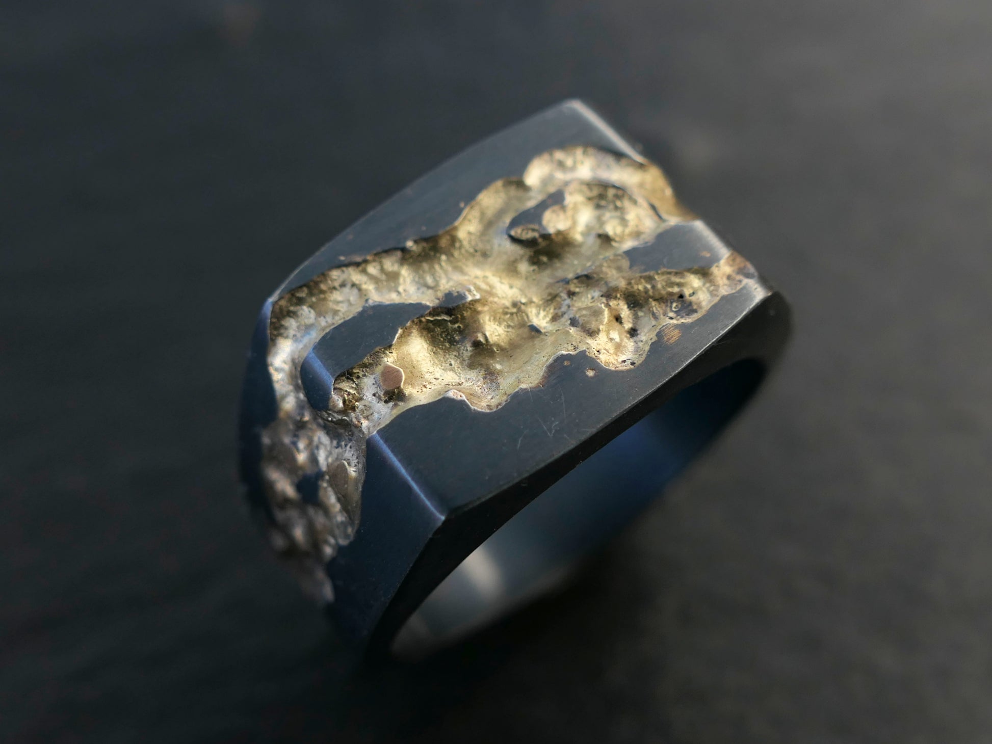 modern signet ring black silver inlaid with 18k gold